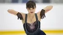 Atlet cantik asal Rusia, Evgenia Medvedevamenampilkan keindahan gerakan selama bersaing dalam kompetisi Skate Canada Autumn Classic 2018 di Oakville, Ontario, Kanada, Kamis (20/9). (AFP PHOTO / Geoff Robins)