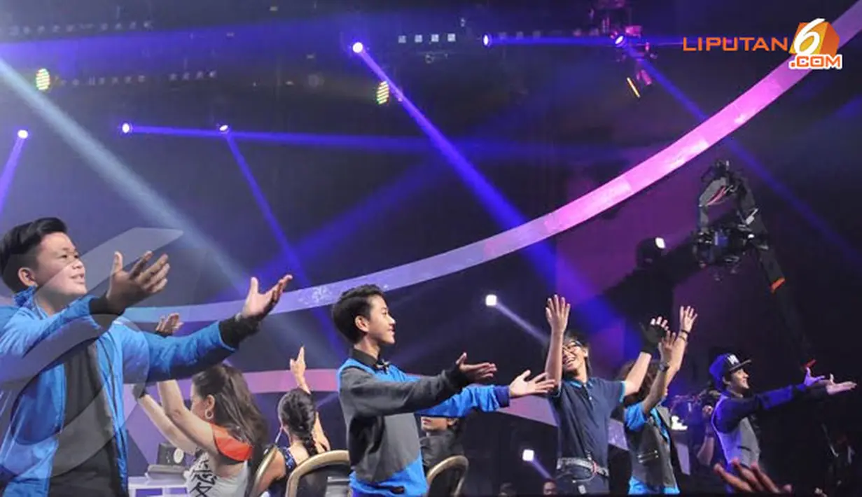 Coboy Junior berusaha mengajak penonton untuk mengikuti gerakan mereka (Liputan6.com/Rini Suhartini).