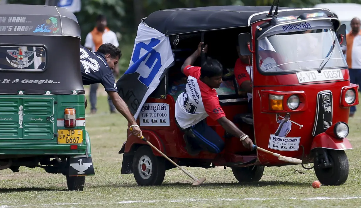 Peserta saling berebut bola saat pertandingan "Tuk Tuk Polo" di Galle, Sri Lanka, (21/2). Olahraga Polo yang biasa mengunakan kuda, hadir di Sri Lanka dengan penampilan unik menggunakan bajaj atau Tuk-tuk. (REUTERS/Dinuka Liyanawatte)