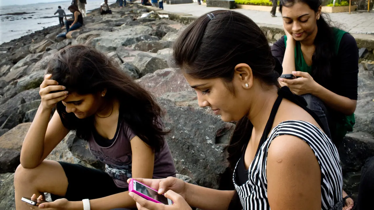 Waspada! Kebanyakan Main Handphone Bikin Kamu Lama Menjomblo
