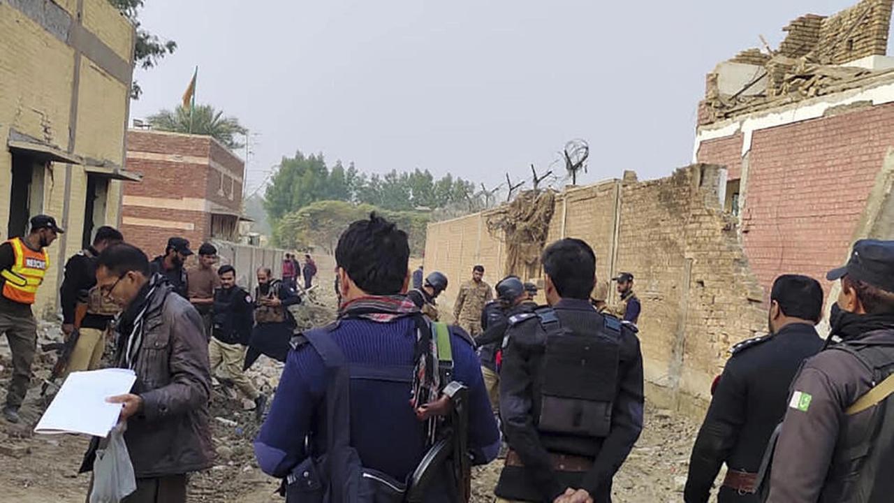 Petugas keamanan memeriksa kerusakan di lokasi pemboman, pangkalan militer Pakistan di pinggiran Dera Ismail Khan, pada Selasa, 12 Desember 2023. (AP)