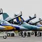 Sejumlah penerbang turun dari pesawat tempur T-50i Golden Eagle setelah melakukan demontrasi akrobatik di Lanud Halim P.K. Pesawat tempur ini dilengkapi Radar Warning Receivers (RWR) sehingga mampu mendeteksi keberadaan musuh dari segala arah (Liputan6.co