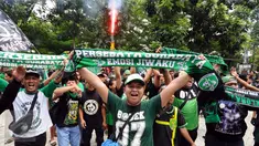 Pendukung Persebaya Surabaya membentangkan syal saat melakukan aksi di depan Hotel Mercure Jakarta, Kamis (10/11). Mereka menuntut dipulihkannya hak keanggotaan Persebaya Surabaya di PSSI dan bisa kembali berkompetisi. (Liputan6.com/Helmi Fithriansyah)
