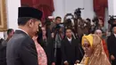 Presiden Joko Widodo (kiri) memberikan gelar Pahlawan Nasional kepada ahli waris di Istana Negara, Jakarta, Jumat (8/11/2019). Jokowi memberikan gelar Pahlawan Nasional kepada enam tokoh yang dianggap berjasa untuk Indonesia. (Foto: Lukas-Biro Pers Sekretariat Presiden)