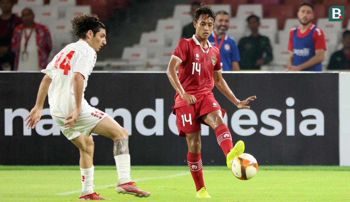 <p>Pemain timnas Indonesia U-22, Mohammad Haykal Alhafiz (kanan), mendapatkan penjagaan ketat dari pemain timnas Lebanon U-22, Mohamed Mahdi Sabbah dalam pertandingan uji coba yang berlangsung di Stadion Utama Gelora Bung Karno (SUGBK), Jakarta, Jumat (14/4/2023). (Bola.com/Abdul Aziz)</p>