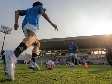 Sejumlah peserta mengikuti sesi speed drill & skill challange menggunakan sepatu terbaru Specs, dengan nama Alphaform Elite pada acara Alphaform Experience yang berlangsung di Stadion Madya, Senayan, Jakarta, Jumat (12/07/2024). (Bola.com/Bagaskara Lazuardi)