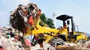 Alat berat milik dinas kebersihan Pemprov DKI Jakarta diterjunkan untuk mengenyahkan gunungan sampah yang ada di kawasan Monumen Nasional, Jakarta, (31/7/2014). (Liputan6.com/Faizal Fanani)