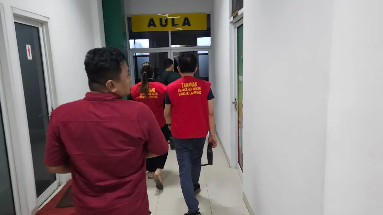 Dua terpidana kasus perzinahan saat diserahkan ke Kejari Bandar Lampung untuk dieksekusi ke rumah tahanan. Foto (Dokumen Kejari Bandar Lampung)