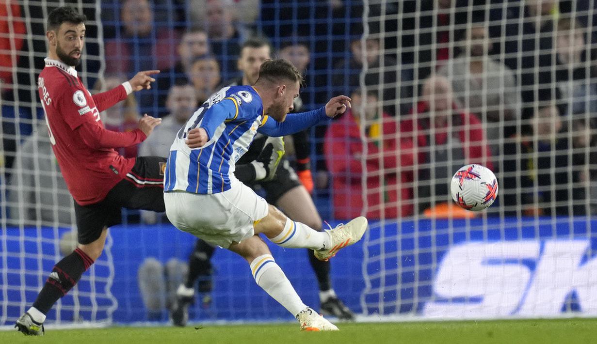 <p>Hadiah penalti didapat Brighton setelah bek MU Luke Swah handball di kotak terlarang saat mencoba menghalau sepak pojok. (AP Photo/Kirsty Wigglesworth)</p>