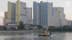 Suasana saat penggerukan endapan lumpur di Danau Sunter, Jakarta. Rabu (20/12). Pengerukan dilakukan sebagai langkah antisipasi banjir seiring datangnya musim hujan. (Liputan6.com/Immanuel Antonius)