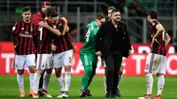 Pelatih AC Milan, Gennaro Gattuso merayakan kemenangan bersama pemainnya usai bertanding melawan Sampdoria pada lanjutan Liga Serie A Italia di stadion San Siro (18/2). AC Milan menang atas Sampdoria dengan skor 1-0. (AFP Photo/Miguel Medina)