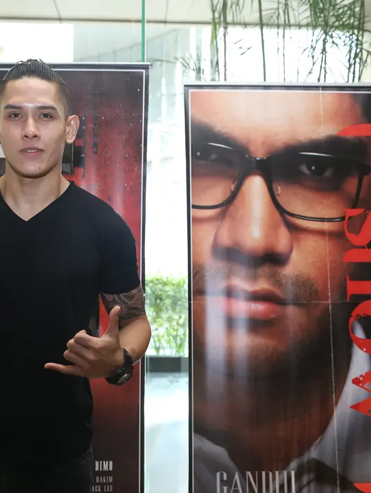 Saat ditemui di Epicentrum XXI, Jakarta Selatan, Jumat (8/1/2016), aktor kelahiran 29 Maret 1988 ini menceritakan pengalamannya kesurupan di lokasi syuting. Meski ia hanya diceritakan teman-temannya lantaran dirinya tak sadar. (Andy Masela/Bintang.com)