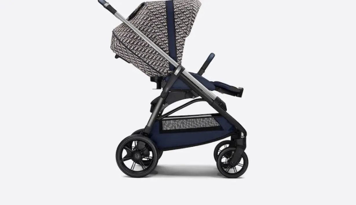 Ini merupakan stroller bayi pertama dari brand Dior yang didesain berkolaborasi dengan Inglesina dan dibuat secara khusus di Italia. Detail yang dihighlight dari stroller ini adalah pada bagian roda dan stang kulit 'Dior' yanng diukir. Foto: Dior.