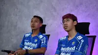 Dua wakil Persib Bandung di ajang Esports, Beckham Putra Nugraha (kiri) dan Tajusa (Kanan). (Bola.com/Muhammad Faqih)