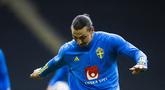 Penyerang Swedia Zlatan Ibrahimovic menendang bola saat mengikuti sesi latihan di Solna pada 21 Maret 2023. (AFP/Jonathan Nackstrand)