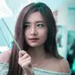 ilustrasi perempuan pemalu/Photo by Dev Asangbam on Unsplash