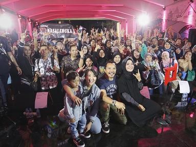 Band Kotak foto bersama penggemar saat tampil dalam Road to Playfest 2019 di Terowongan Kendal, Jakarta (26/7/2019). Road to Playfest 2019 merupakan rangkaian pertunjukan music Playfest 2019 yang akan berlangsung 24-25 Agustus 2019 di Parkir Selatan kawasan GBK, Senayan. (Fimela.com/Bambang E. Ros)