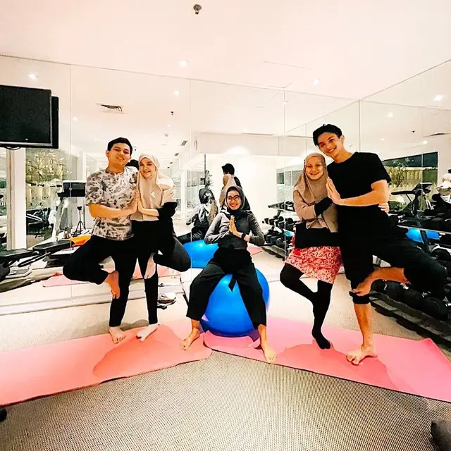 Jelang Melahirkan, Ini 6 Momen Dinda Hauw Yoga Didampingi Rey Mbayang