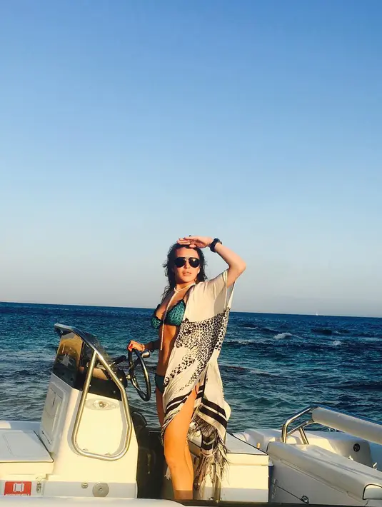 Lindsay Lohan minta maaf dengan memposting sebuah foto. Foto tersebut menggambarkan dirinya tengah Tangannya tampak diletakkan di atas kepala, seakan tengah menatap jauh ke depan. (Instagram/Bintang.com)