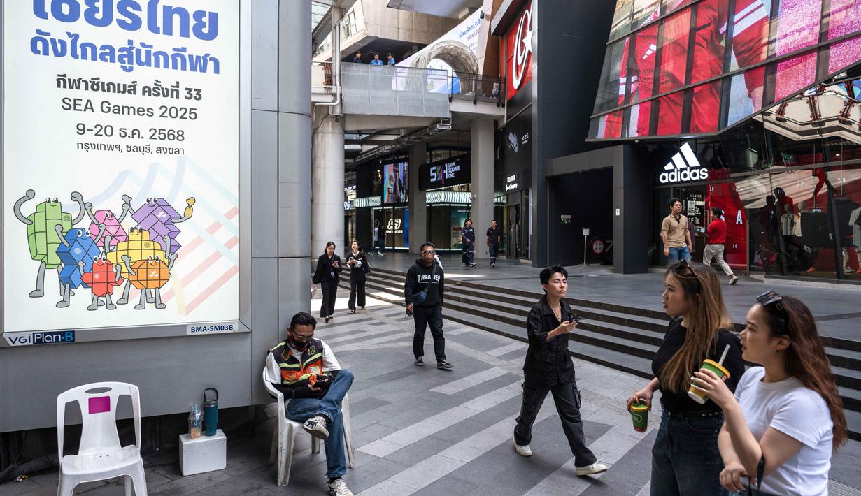 Kekhawatiran atas kondisi tempat penyelenggaraan pertandingan setelah air surut jadi alasan pemindahan tersebut. Tampak dalam foto, sebuah plakat yang mempromosikan atlet Thailand di SEA Games ke-33 terlihat di pusat kota Bangkok, Thailand pada Jumat 28 November 2025. (Chanakarn Laosarakham/AFP)