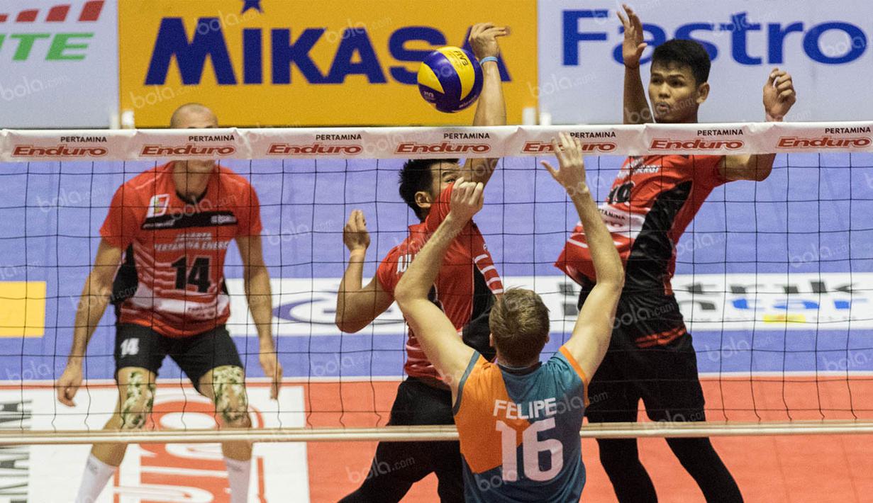 Pevoli Jakarta BNI Taplus, Jose Da Silviera, berusaha melakukan blocking saat melawan Jakarta Pertamina Energi. BNI Taplus akhirnya berhasil menang telak 3-0.(Bola.com/Vitalis Yogi Trisna)