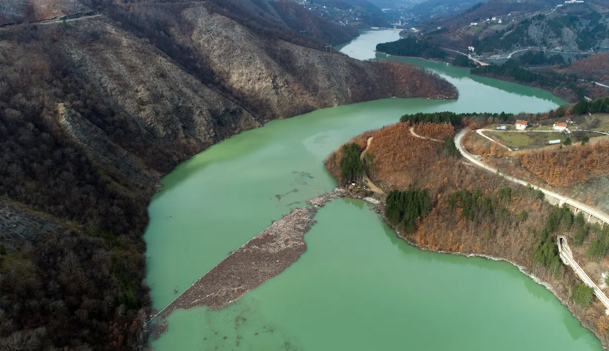 Pemandangan udara dari berton-ton sampah yang mengapung di Sungai Lim dekat Priboj, Serbia, 30 Januari 2023. Botol plastik, papan kayu, tong berkarat, dan sampah lainnya dari tempat pembuangan sampah tepi sungai yang tidak diatur dengan baik terakumulasi selama air pasang. (AP Photo/Armin Durgut)