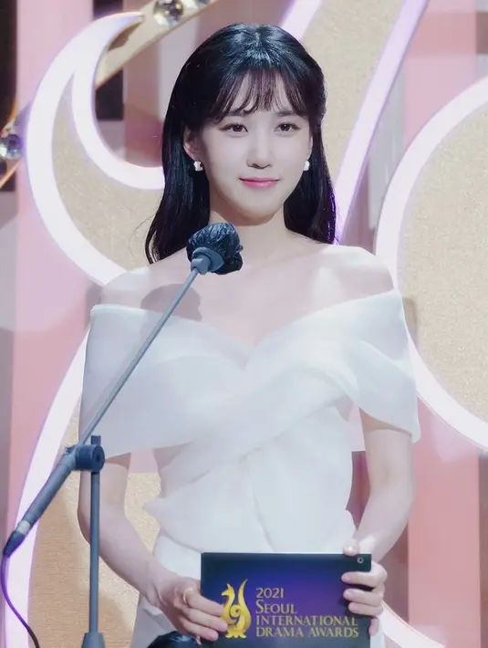 Saat menjadi pembawa acara di Seoul International Drama Awards 2021 lalu, Eun Bin tampak menawan dengan dress off shoulder berwarna putih. Ia pun terlihat hanya menambahkan anting sebagai pelengkap penampilannya. (Liputan6.com/IG/@eunbining0904)