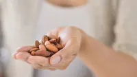 Segenggam kacang almond kaya manfaat (Foto: Huffington Post)