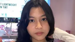 Potret terbaru Nasha Anaya sukses curi perhatian. Ia tampil menawan dengan riasan tipis di wajahnya. Paras cantik dari Nasha Anaya ini sukses tuai atensi publik yang terkesima dengan kecantikan anak Pasha Ungu. (Liputan6.com/IG/nasha.anayaa)