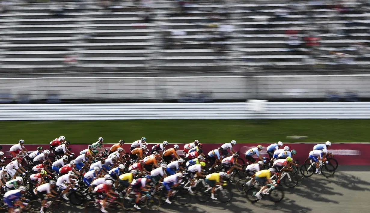 Satu peloton pebalap sepeda saat bertanding dalam nomor sepeda jalan raya pria dalam Olimpiade Tokyo 2020 di Fuji International Speedway, Oyama, Jepang, Sabtu (24/7/2021). (Foto: AFP/Jeff Pachoud)