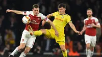 Bek Arsenal, Stephan Lichtsteiner pada leg 2, babak 16 besar Liga Europa yang berlangsung di stadion Emirates, London, Jumat (22/2). Arsenal menang 3-0 atas Bate Borisov. (AFP/Glyn Kirk)