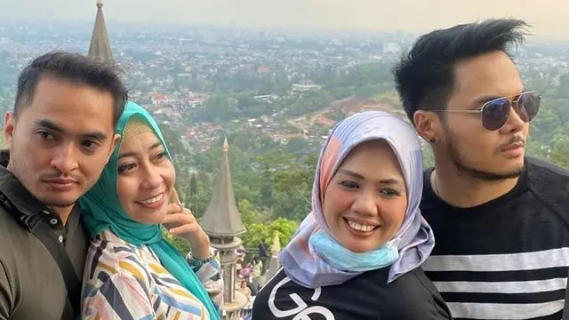 Pamer Cincin, Ini 6 Potret Kebersamaan Elly Sugigi dan Kekasih Baru