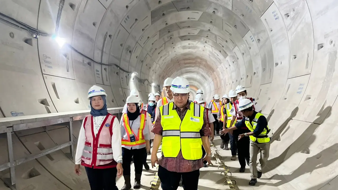 Direktur Jenderal Perkeretaapian Kementerian Perhubungan Risal Wasal meninjau proyek pembangunan MRT Jakarta Fase 2A rute Bundaran HI-Kota. (Dok Kemenhub)