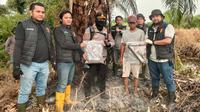 Pembuang puntung rokok ditangkap jajaran Polda Riau dengan tudingan menyebabkan kebakaran 1 hektare lahan. (Liputan6.com/M Syukur)