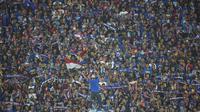 Ribuan Aremania menyaksikan laga Arema Cronus melawan Bali United pada laga perempat final Piala Presiden di Stadion Kanjuruhan, Malang, Sabtu (19/9/2015). (Bola.com/Vitalis Yogi Trisna)