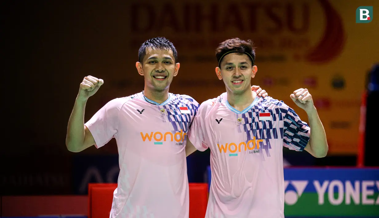 <p>Pebulu tangkis ganada putra Indonesia, Fajar Alfian/Muhammad Rian Ardianto berfoto bersama setelah menang atas pasangan China, Xie Hao Nan/Zeng Wei Han pada laga perempat final Indonesia Masters 2025 yang berlangsung di Istora Senayan, Jakarta, Jumat (24/01/2025). (Bola.com/Bagaskara Lazuardi)</p>