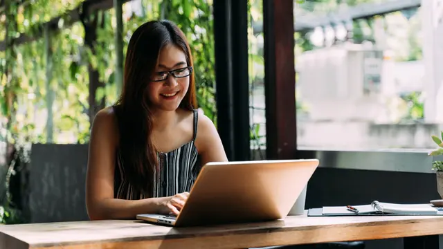 perempuan dan masih bekerja
