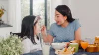 Seorang Ibu Sedang Makan Bersama Anak (freepik/tirachardz