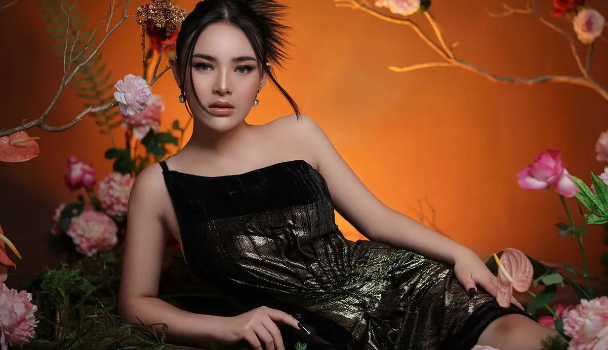 Penampilan cantik lainnya dari Amanda Manopo di momen photoshootnya. Ia tampil dengan sebuah dress asimetris berwarna hitam keemasan. [Foto: Instagram/fdphotography90]
