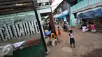 Sejumlah anak saat bermain di permukiman kawasan Bukit Duri, Jakarta, Kamis (12/5). Akhir Mei 2016, Pemerintah Provinsi DKI Jakarta memastikan akan kembali menggusur pemukiman liar di pinggiran Sungai Ciliwung tersebut. (Liputan6.com/Immanuel Antonius)