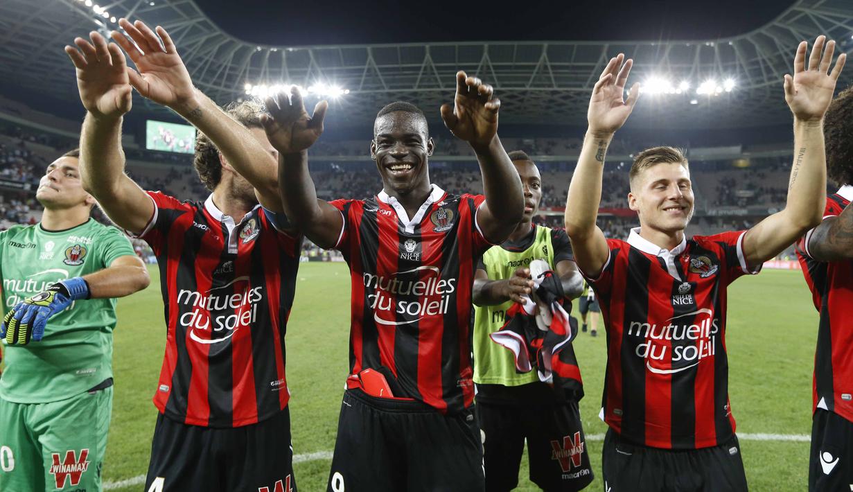 Mario Balotelli (tengah) memberikan salam kepada fans usai laga melawan Olympique de Marseille pada lanjutan Ligue 1 Prancis di "Allianz Riviera" stadium, Nice, (12/9/2016) dini hari WIB. Nice menang 3-2. (AFP/Valery Hache)