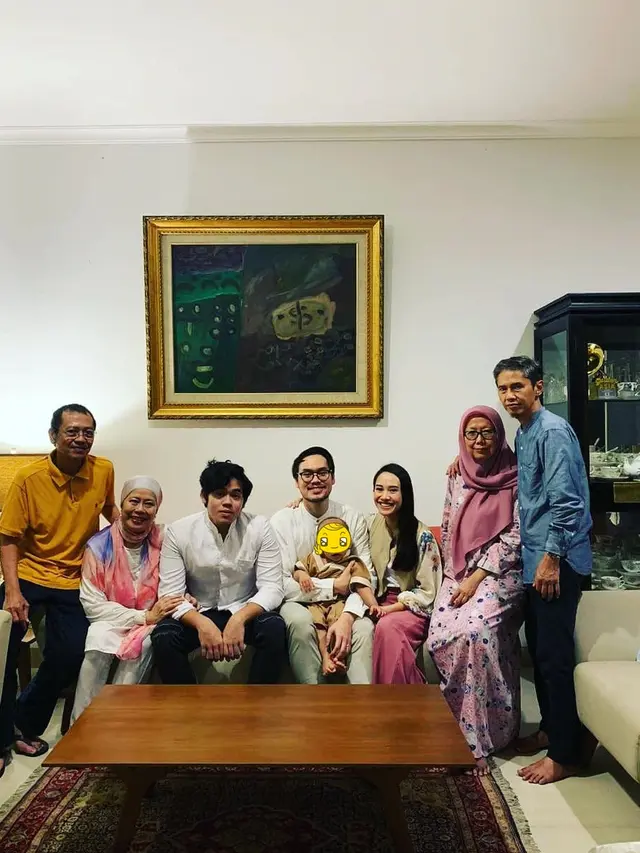 7 Potret Harmonis Dewi Yull dan Keluarga, Awet Muda di Usia 60 Tahun