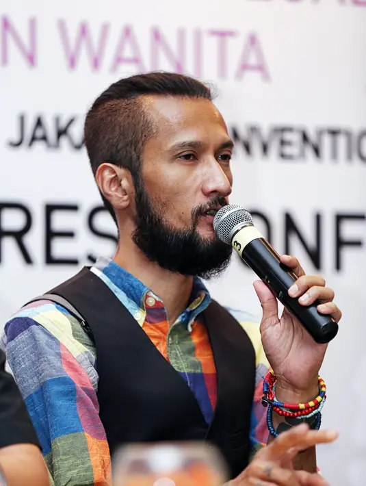 "Kan bikin konser ga mudah ya. Dibutuhkan support dari banyak pihak, sponsor juga. Ya kita ga mau buru-buru lah. Santai aja. Tidak mau grasak grusuk, bikin konser bagus, ga mikirin laku atau gak." jelas Reza. (Nurwahyunan/Bintang.com)