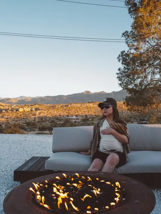 Bergaya santai, baseball cap dan kacamata hitam menjadi aksesori penambah gaya yang tak boleh terlewatkan begitu saja. Penggunaan topi bisa jadi siasat sempurna bagi para ibu untuk mengatasi bad hair day.