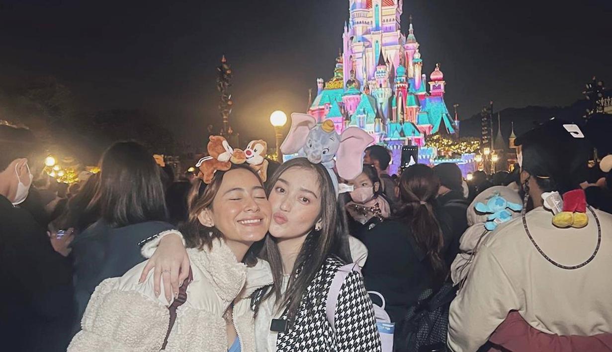 Disneyland, memang menjadi salah satu tempat wisata yang banyak dikunjungi oleh para selebriti asal Indonesia. Banyak dari para selebriti ini pun hampir setiap tahun berkunjung ke Disneyland yang berada di banyak negara. Keseruan main di Disneyland ini banyak diabadikan dalam media sosial Instagram. (Liputan6.com/IG/@rantymaria)