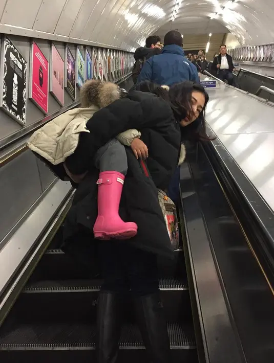 Dian Sastro mengunggah momen saat dirinya sedang menggendong anaknya saat berada di stasiun kereta. (Foto: instagram.com/therealdisastr)