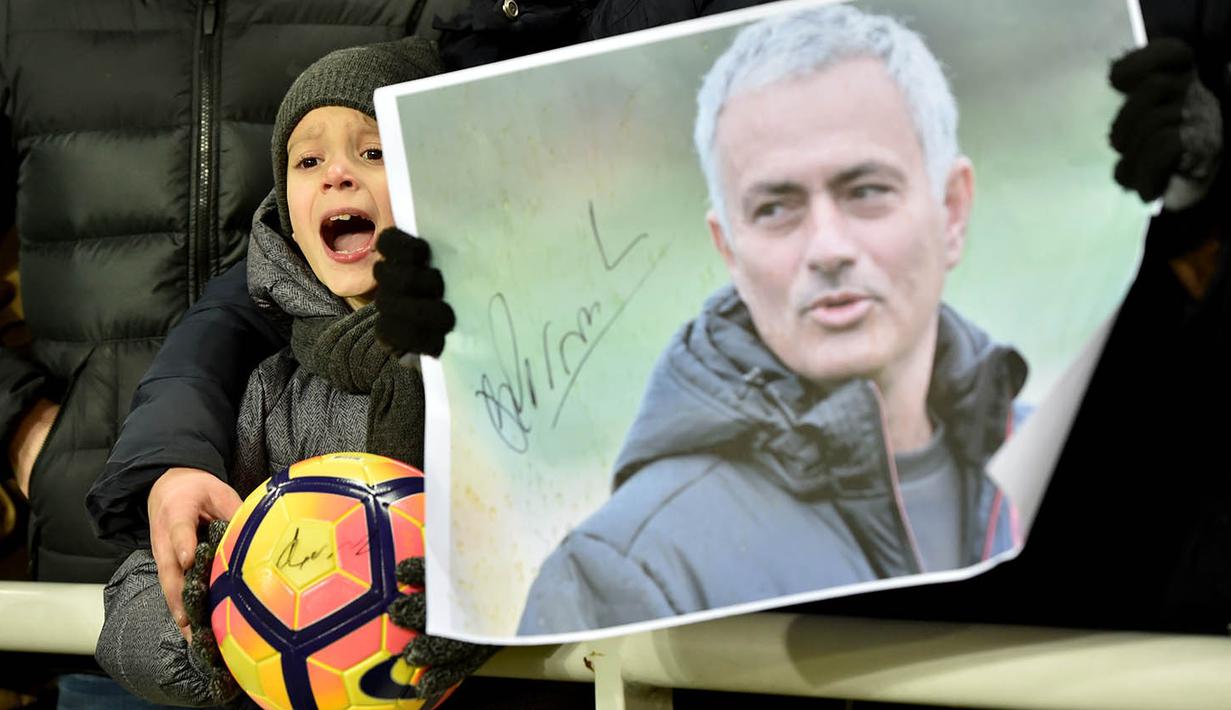 Pada laga Manchester United tandang ke Ukraina, Jose Mourinho kedatangan seorang anak kecil yang tampak seperti fans fanatik dari pelatih asal Portugal tersebut. (AFP/Sergei Supinsky)