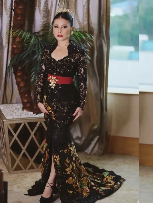Didapuk menjadi salah satu duta FFI, prilly tampil anggun mengenakan kebaya khas Bali bernuasan hitam lengkap dengan belt kain merahnya karya desainer Intan Avantie. (@prillylatuconsina96)