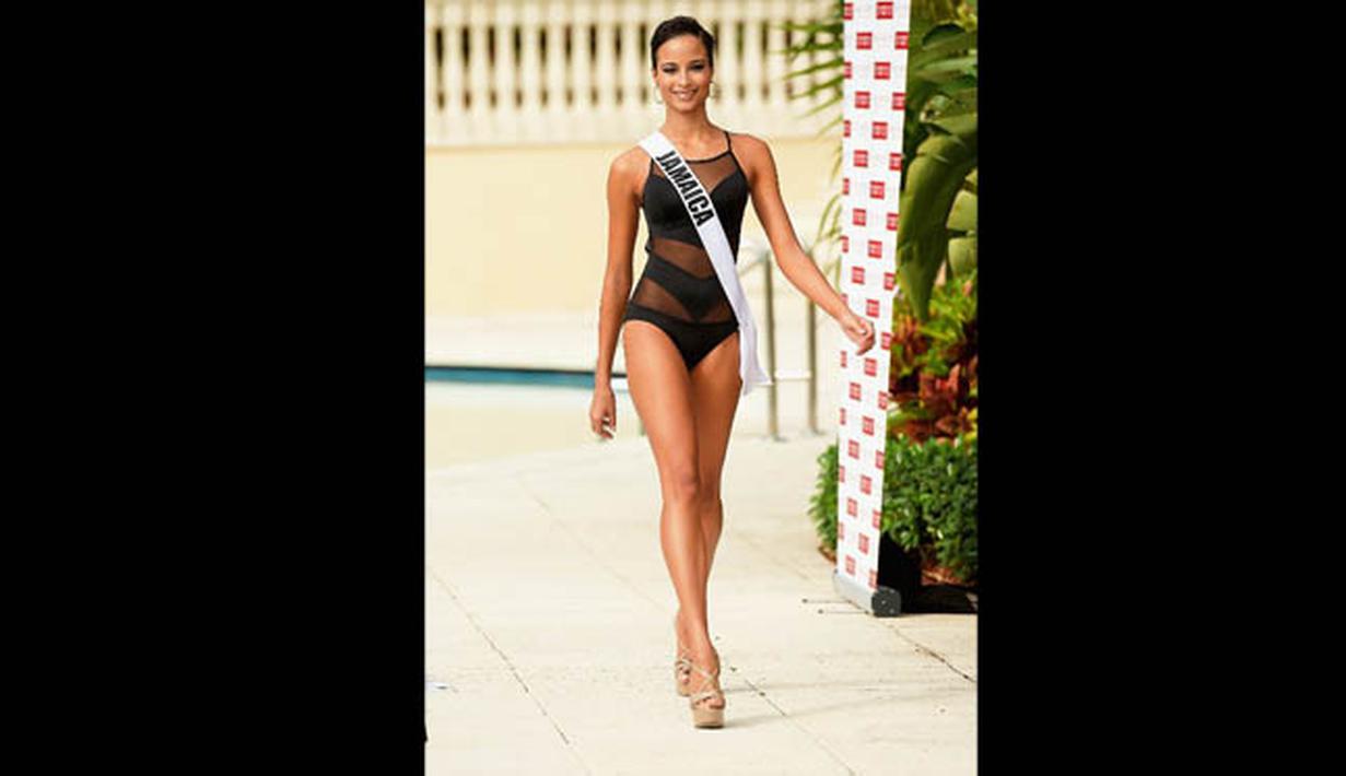 Kontestan Miss Universe asal Jamaika, Kaci Fennell, berpose dengan mengenakan bikini Yamamay di area kolam renang di Doral, Florida, Rabu (14/1/2015). (Gustavo Caballero/Getty Images/AFP)
