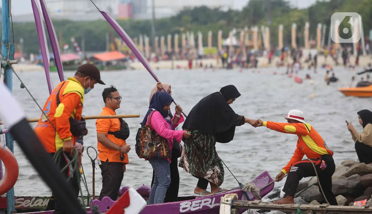 <p>Pengunjung turun dari kapal di Pantai Ancol di Taman Impian Jaya Ancol, Jakarta, Rabu (4/5/2022). Objek wisata tersebut kembali ramai dikunjungi wisatawan pada saat liburan Hari Raya Idul Fitri 1443 H setelah dua tahun sebelumnya sempat mengalami penurunan kunjungan wisatawan akibat pandemi Covid-19. (Liputan6.com/Herman Zakharia)</p>